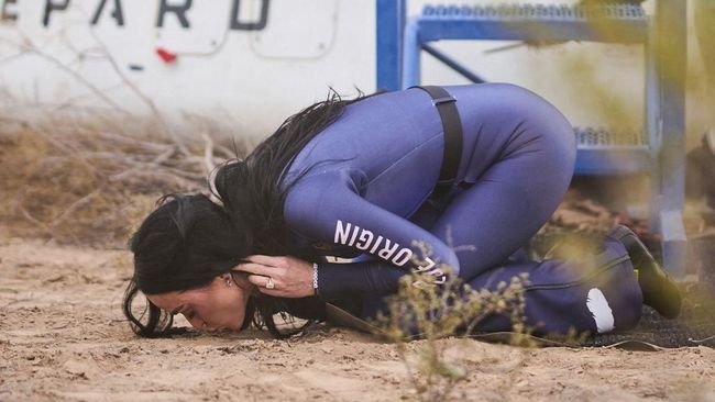 Katty Perry Sujud Setelah Melakukan Penerbangan Ke Ruang Angkasa