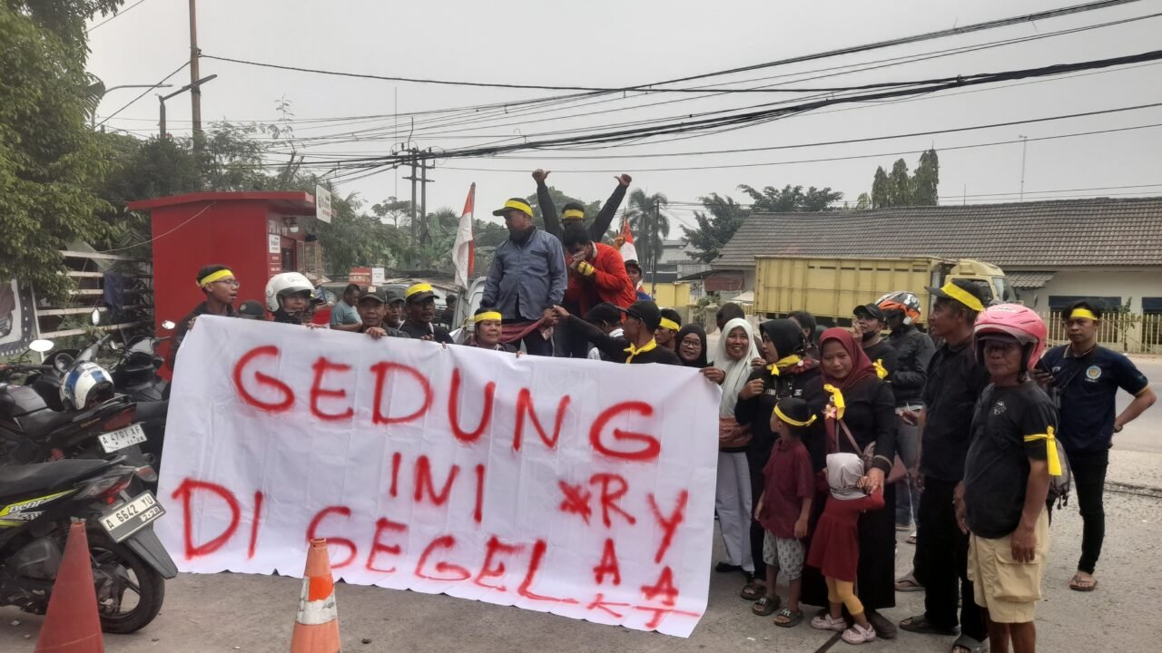 Massa Aksi Mengecam Pembongkaran Masjid Nuruttijaroh dan Lapak Pedagang: “Kades Tobat dan Dirut PD Pasar Harus Dicopot!”